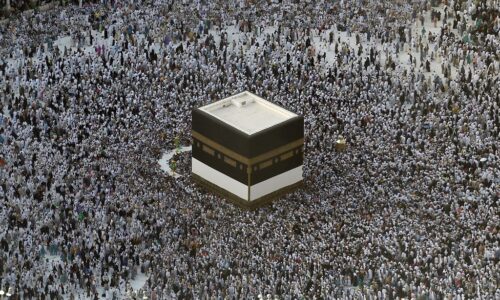 Mecca Grand Mosque Drops Social Distancing, 1st Time Since Covid Outbreak