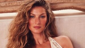 GISELE BUNDCHEN NET WORTH 2022 .