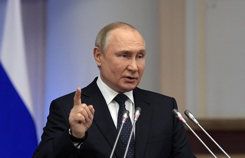 Putin Retaliates Against West, Bans Russian Oil